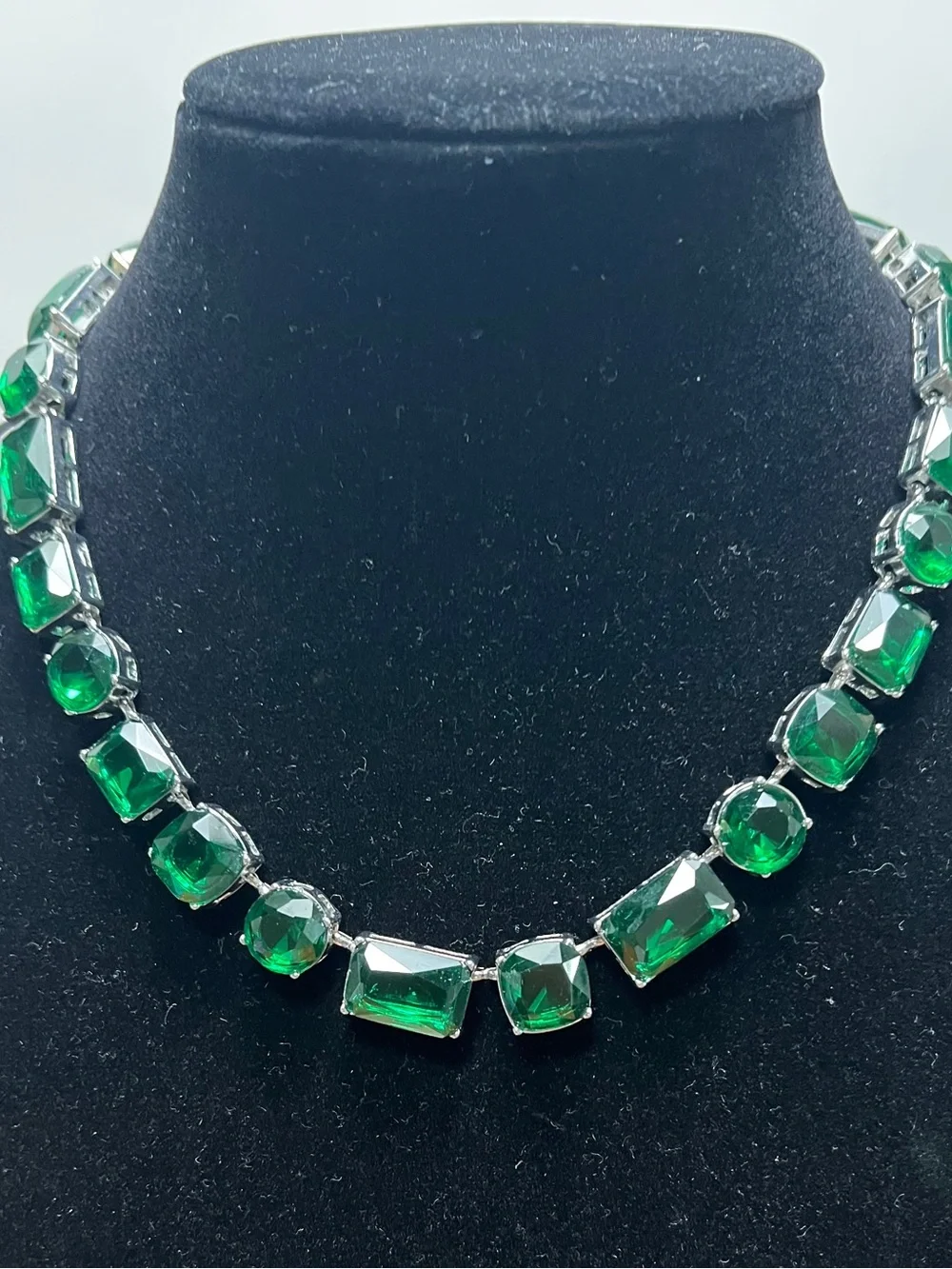 Vintage Emerald Green Crystal Necklace - Women Jewelry - Picture 3 of 5